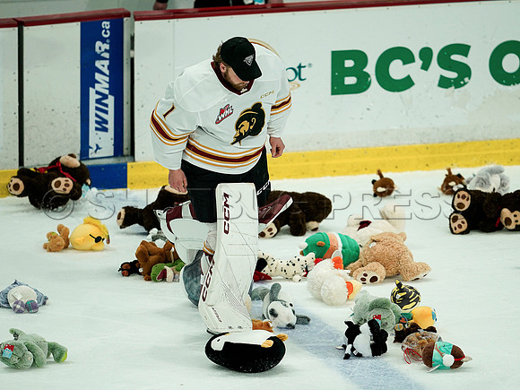 Wes Shaw Victoria Royals slam thhe Giants 6-3 20241214 -255621