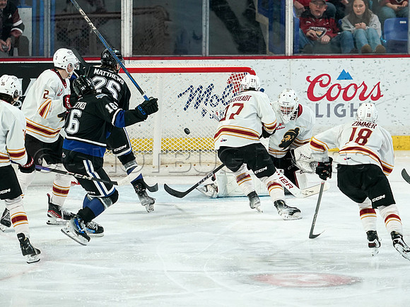 Wes Shaw Victoria Royals slam thhe Giants 6-3 20241214 -256102