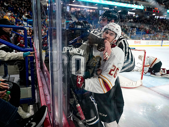 Wes Shaw Victoria Royals slam thhe Giants 6-3 20241214 -256463