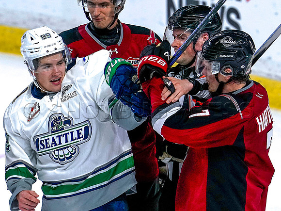 Wes Shaw Shotbug Press-Seattle Thunderbirds at the Vancouver Giants-20261010-216488