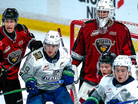 Wes Shaw Shotbug Press-Seattle Thunderbirds at the Vancouver Giants-20261010-216368