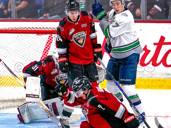 Wes Shaw Shotbug Press-Seattle Thunderbirds at the Vancouver Giants-20261010-215673