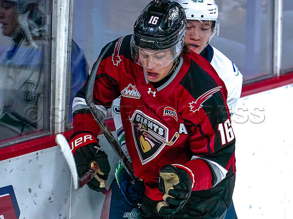 Wes Shaw Shotbug Press-Seattle Thunderbirds at the Vancouver Giants-20261010-215780
