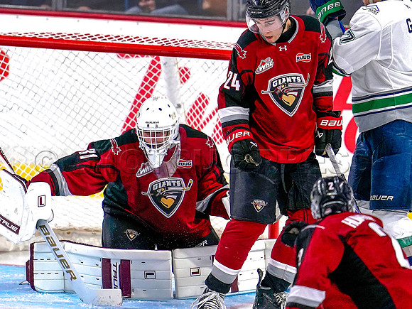 Wes Shaw Shotbug Press-Seattle Thunderbirds at the Vancouver Giants-20261010-215678