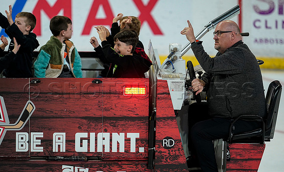 Wes Shaw Vancouver Giants fall to the Medicine Hat Tigers 3-2  20231018 -86907