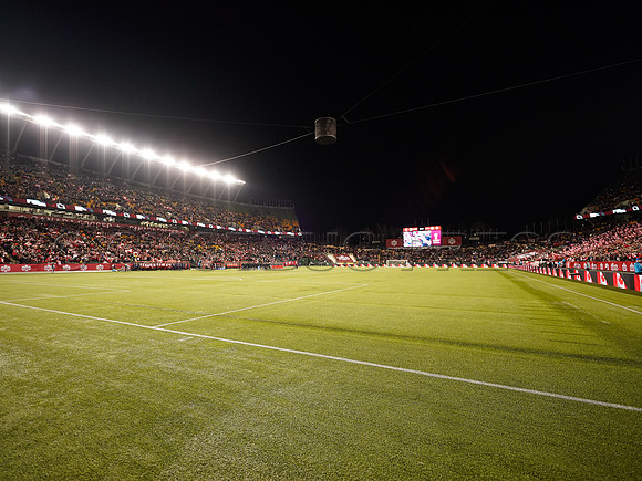Canada takes 3 points in their 1-0 win over Costa Rica in front of 48,806 fans in World Cup qualifying in Edmonton, Alberta.