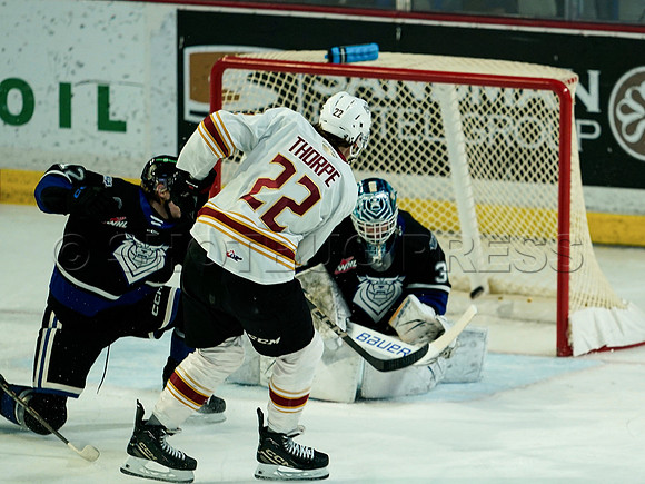 Wes Shaw Victoria Royals slam thhe Giants 6-3 20241214 -255783