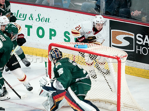 Wes Shaw Everett Silvertips skate circles around the Vancouver Giants 20241129 -255194