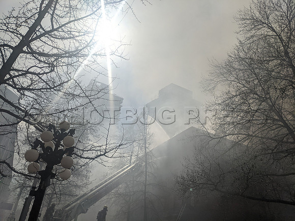 Mon, Apr 11, 2022 Fire broke out at the Winter Hotel in Gastown, Vancouver.