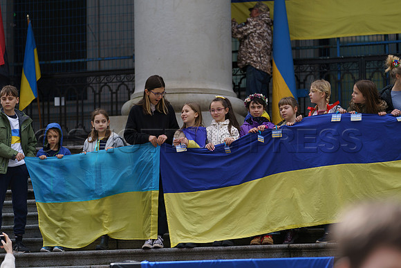 Sun, Mar 27, 2022 Stand with Ukraine Rally at the Vancouver Art Gallery