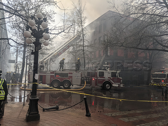 Mon, Apr 11, 2022 Fire broke out at the Winter Hotel in Gastown, Vancouver.