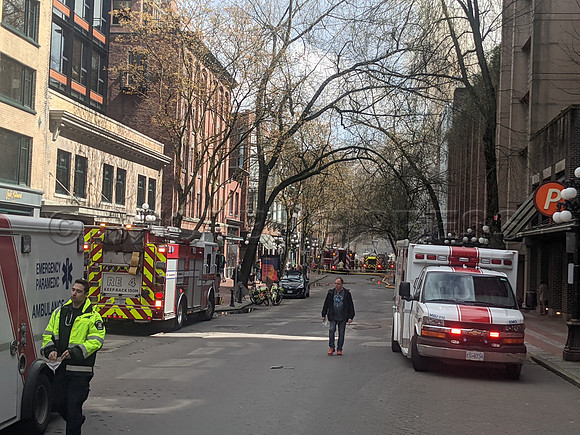 Mon, Apr 11, 2022 Fire broke out at the Winter Hotel in Gastown, Vancouver.